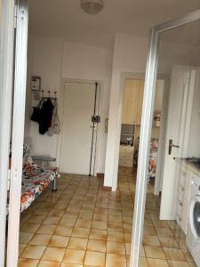Pokój z korytarzem z drzwiami i podłogą wyłożoną kafelkami w obiekcie Suitevoluto w mieście Scalea