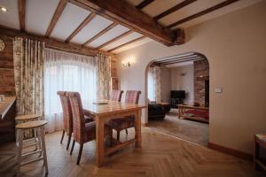 una sala da pranzo con tavolo e sedie in legno di Humble Bee Cottage a Folkton Altre 8 foto