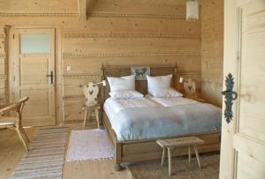 1 dormitorio con 1 cama con pared de madera en Nowe Miejsce Brzegi en Brzegi