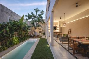 a swimming pool in the backyard of a house at La Casa Verde in Campeche