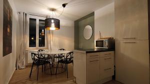 a kitchen with a table with chairs and a microwave at Mona Lisa in Sallaumines