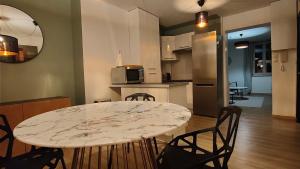 een keuken en een tafel en stoelen in een kamer bij Mona Lisa in Sallaumines +12 foto's