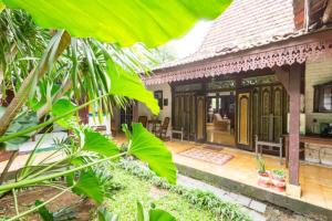 une image d'une maison avec une cour dans l'établissement Vintage Room 1 in Joglo House By penggemarlawas, à Kamparganya
