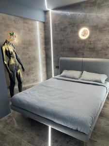 a bedroom with a bed and a statue at Luna Apartments B in Suceava