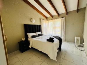 Giường trong phòng chung tại Luxury Sandton Villa +25 ảnh