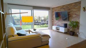 Et tv og/eller underholdning på Fabulous Apartment with Garden and Parking