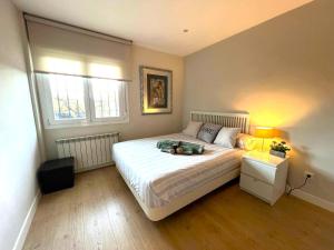 En eller flere senge i et værelse på Fabulous Apartment with Garden and Parking