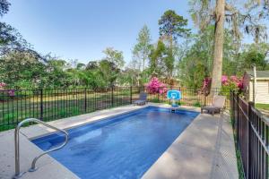 サバンナにある4 Mi to Savannah Home with Gazebo and Seasonal Pool!のフェンスの隣に椅子2脚付きのスイミングプール
