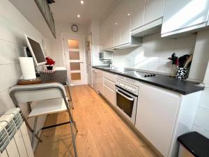 Køkken eller tekøkken på Fabulous Apartment with Garden and Parking