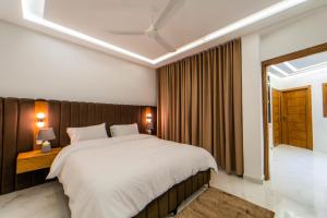 Un dormitorio con una cama grande y una ventana en Dar bensaid, en Chefchaouen