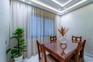 Un comedor con una mesa de madera y una ventana. en Dar bensaid, en Chefchaouen