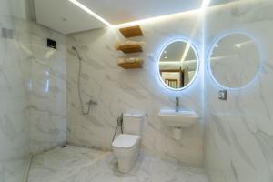 Un baño con inodoro, lavabo y espejo. en Dar bensaid, en Chefchaouen 48 fotos más