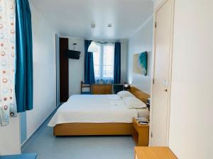 Postel nebo postele na pokoji v ubytování WEAA Hotel