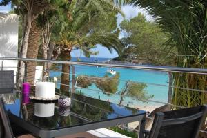 卡拉达沃BUNGALOW 25的阳台享有大海和棕榈树的景致。