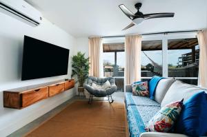 普拉纳维瑙CONDO E12的配有沙发和平板电视的客厅