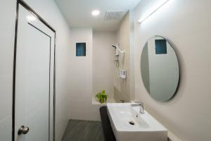 Ένα μπάνιο στο Silom Residence Khlonghae Hotel +27 φωτογραφίες