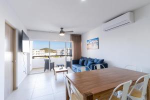 マサトランにあるideal para relajarte cerca de playa by G P S rentasの青いソファとテーブルのあるリビングルーム