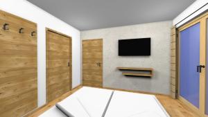 Zimmer mit Holztüren und einem TV an der Wand in der Unterkunft Boderhof Apartments in Tux