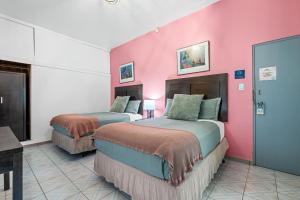 Postel nebo postele na pokoji v ubytování Borinquen Beach Inn