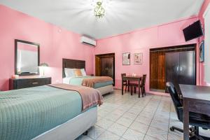 TV a/nebo společenská místnost v ubytování Borinquen Beach Inn