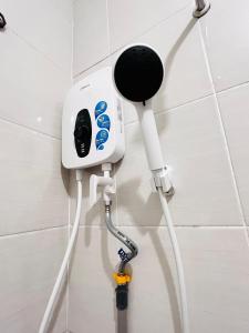 un sèche-cheveux électrique blanc suspendu au mur dans l'établissement AGORA HOMESTAY Kota Marudu, à Kampong Karungkon