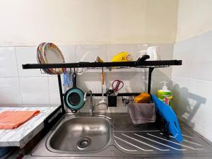 - un comptoir de cuisine avec un évier et une étagère au-dessus dans l'établissement AGORA HOMESTAY Kota Marudu, à Kampong Karungkon 24 autres photos