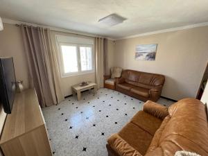 ein Wohnzimmer mit Sofa und Tisch in der Unterkunft Sol Atlántika Barbate in Barbate