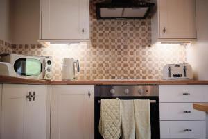 Kuchyň nebo kuchyňský kout v ubytování Swallows Nest Cottage