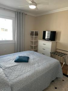 ein Schlafzimmer mit einem Bett mit einem blauen Kissen darauf in der Unterkunft Sol Atlántika Barbate in Barbate + 29 Fotos