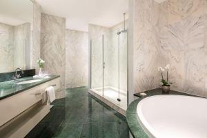 Kúpeľňa v ubytovaní Anantara New York Palace Budapest - A Leading Hotel of the World