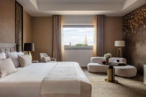 Posteľ alebo postele v izbe v ubytovaní Anantara New York Palace Budapest - A Leading Hotel of the World
