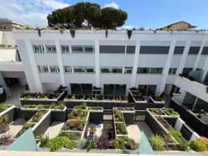 een groot wit gebouw met veel planten bij GioLu Colosseo in Rome