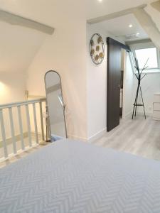 Un pat sau paturi într-o cameră la La petite maison
