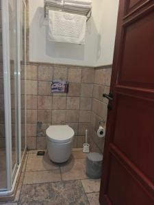 a small bathroom with a toilet and towels at KEYİFTE Alaçatı in Alacati