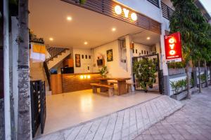 a restaurant with a bench in front of a building at Hotel O Pondok 789 Near Canggu Echo beach in Canggu