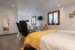 Μια τηλεόραση ή/και κέντρο ψυχαγωγίας στο Apartamentos rurales PATXILLABORDA