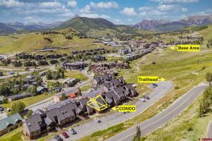 クレスティド・ビュートにある3BR Mountain Condo at the Trailhead with Huge Viewsの道路付きの町の空中風景