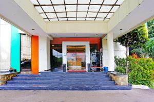 Eine Fassade oder ein Eingang zu Super OYO Townhouse OAK Hotel Fiducia Serpong