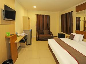 TV/Unterhaltungsangebot in der Unterkunft Super OYO Townhouse OAK Hotel Fiducia Serpong