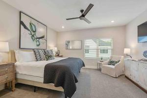 Ένα ή περισσότερα κρεβάτια σε δωμάτιο στο Howdy House 4 King Suites Community Pool in Heart of BCS +38 φωτογραφίες