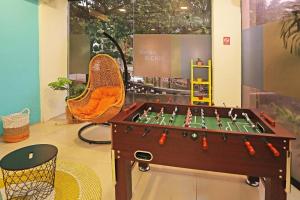 Eine Spielezimmer in der Unterkunft Super OYO Townhouse OAK Hotel Fiducia Serpong