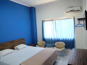 Ein Bett oder Betten in einem Zimmer der Unterkunft Super OYO Townhouse OAK Hotel Fiducia Serpong