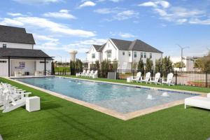 Πισίνα στο ή κοντά στο Howdy House 4 King Suites Community Pool in Heart of BCS