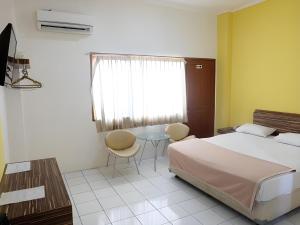 Ein Bett oder Betten in einem Zimmer der Unterkunft Super OYO Townhouse OAK Hotel Fiducia Serpong