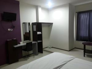 Ein Bett oder Betten in einem Zimmer der Unterkunft Super OYO Townhouse OAK Hotel Fiducia Serpong