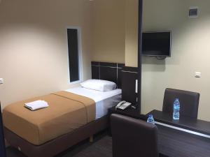 Ein Bett oder Betten in einem Zimmer der Unterkunft Super OYO Townhouse OAK Hotel Fiducia Serpong