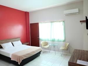 Ein Bett oder Betten in einem Zimmer der Unterkunft Super OYO Townhouse OAK Hotel Fiducia Serpong