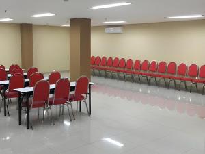 Der Geschäftsbereich oder Konferenzraum in der Unterkunft Super OYO Townhouse OAK Hotel Fiducia Serpong