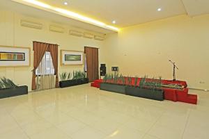 Ein Sitzbereich in der Unterkunft Super OYO Townhouse OAK Hotel Fiducia Serpong