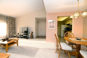 a living room with a table and a dining room at Plaza Villas Getaway - 1br Downtown PS in Palm Springs